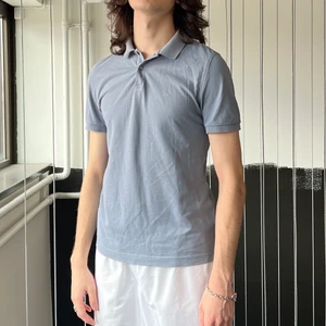 Blågrå Calvin Klein Piké - En Piké från CK i blågrått som sitter lite för litet på mig 🌌 Materialet är jätteskönt! Storlek Men’s Small. 