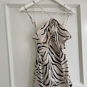 Klänning från Zara i zebra mönster. Storlek S endast använd en gång och i superfint skick!  (Obs 2a är en lånad bild)