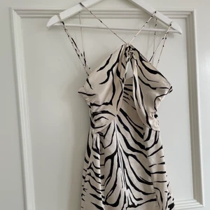 Klänning  - Klänning från Zara i zebra mönster. Storlek S endast använd en gång och i superfint skick!  (Obs 2a är en lånad bild)