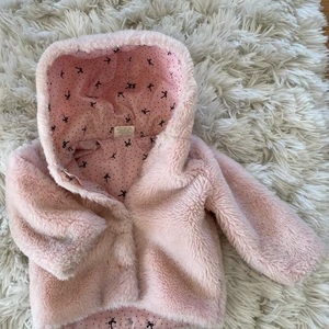 Rosa jacka barn storlek 80 - Super söt jacka till barn i storlek 80. Fint skick! 