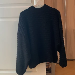 Stickad tröja, Weekday  - Säljer denna mysiga stickade tröja från weekday! Lika fint skick som när jag köpte den 