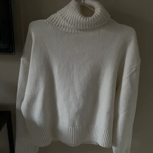 Stickad polo - Säljer denna jätte fina stickade polotröjan som sitter lite kortare vid magen❣️❣️❣️aldrig använd! Nypris:300kr