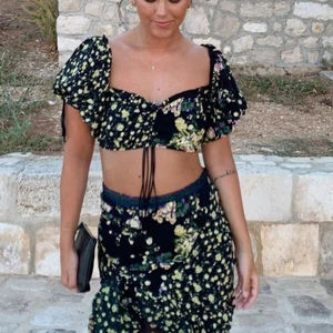 Kjol och Topp  - Säljer detta sett från for love & Lemons. Aldrig använt och säljer pga att det är lite litet på mig plus att det aldrig kommer till användning. Väldigt coolt då du kan knyta kjolen på två olika sätt. Köpt pris är ca 1500kr💕