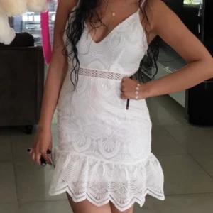 Vit Studentklänning xs - Säljer min fina student klänning som endast är använd en gång (kemtvättad) i storlek xs. 