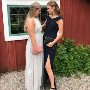 Blå balklänning med slits  - Jag säljer min balklänning som är använd vid ett tillfälle. Jag är 180 ca lång och bär ofta storlek S. Super fin blå klänning med fin detalj vid axlarna och slits vid vänster benet. Går till fötterna på mig som är lång😁💖 är du intresserad av att köpa skicka ett meddelande så kan jag skicka flera bilder..eller information. 