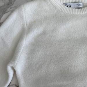 Mysig stickad tröja från Zara som köptes för ett par år sedan ❤️ Användts flitigt men i fint skick! Har en liten fläck som ni kan se på första bilden men den syns knappt❤️  