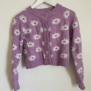 blommig Zara kofta - Croppad stickad tröja med blommor, så fin till sommarn! Knappt använd och i super bra kvalite!!
