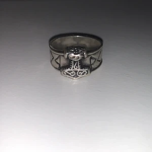 ÄKTA SILVER RING - En riktig fin äkta silver ring. Storleken på den är 6.5 cm. Jag bjuder på frakten