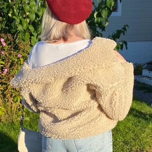 Beige Teddy jacka - Vår/höst jacka som är tunn. Den är köpt från Gina och är nästan helt oanvänd. Nypris var 600kr