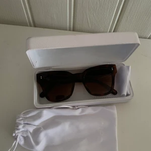 CHIMI 07 tortoise - Säljer mina chimis som är köpa för ett år sedan. De är i mycket fint skick då de nästan aldrig är använda! De är i modellen 07 och färgen tortoise. De är köpta för 1100kr. Skydden och duken tillkommer!💕