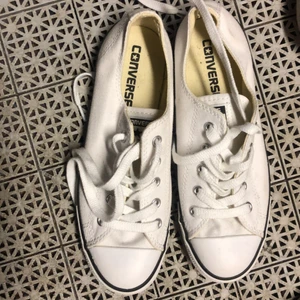 Converse stl 37 - Helt nya låga vita converse. Aldrig använda, fick i present men va för små 🕺🏼💃 