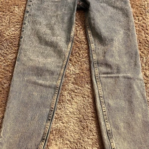 Jeans - Skit snygga jeans i strl 34 som tyvärr varit för små för mig sen ja köpte d och därav bara använda 1-3 ggr, i väldigt fint skick och inga skador, det är ett par mom jeans och skulle säga att det är ganska små vid låren så sitter lite tajtare där💕 Var inte rädd för att fråga om du undrar något, köparen står för frakten💕 ( priset är diskuterbart och är öppen för byten) ❤️