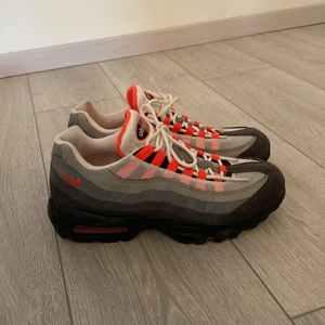 Nike Air Max 95 Röda/Grå/Svart - Skorna har storlek 42. Jag säljer dom eftersom min fot växt ur dom. Skorna är i Väldigt bra skick och har bara använts ett par gånger.