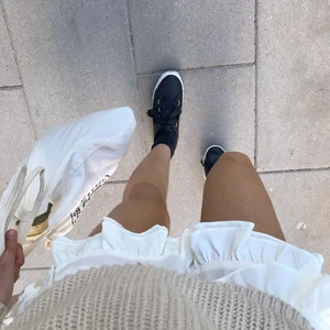 Vit Sthlm kjol - Det är som shorts men ser ut som en kjol. Den är lite genomskinlig inget man riktigt märker. 