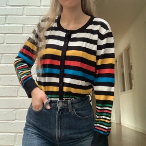 Randig stickad kofta  - Randig stickad kofta med knäppning fram, med samma mönster på ryggen som fram. Lätt och sval, så funkar lika bra till sommaren som på vintern med ett linne under. I väldigt bra skick. Står att det är storlek XXL men jag skulle snarare säga M. Jag har vanligtvis storlek S, och passar bra på mig fast lite oversized. 