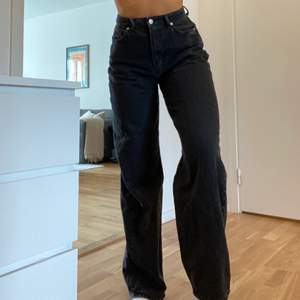 Supersnygga jeans från NA-KD! Tyvärr så passar de mig inte längre! Möts upp i stockholm eller postar (spårbar frakt 66kr)