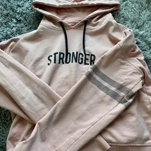 Säljer min stronger hoodie då den inte kommer till användning. Färgen är rätt på andra bilden. Använd men ser nu ut. Denna hoodie säljs inte längre. Priset går absolut att diskuteras!