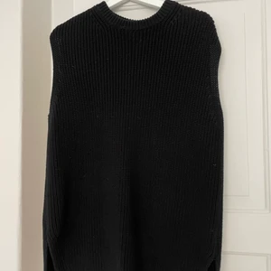 Stickad väst Arket - En svart stickad väst från arket i 100% bomull. Så skön nu under våren och sommaren! Den är oversize och lite längre, se bild för passform (inte exakt samma men den sitter så på). Köpt förra året och knappt använd😇