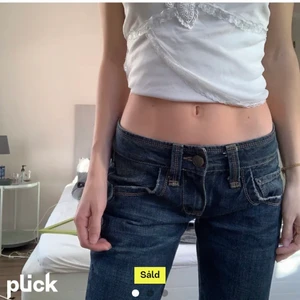 Lågmidjade jeans - Säljer ett par jeans jag köp på Plick då de var för små:( byxorna är i jättebra skick och har aldrig använts. Midjemåttet är 73 cm och innerbenslängden 86. Byxorna är från märket Massimo dutti 