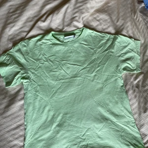 Weekday T-shirt  - Säljer denna jättefina T-shirt! Använd endast en gång! Jättefin sage färg!🌸🌼