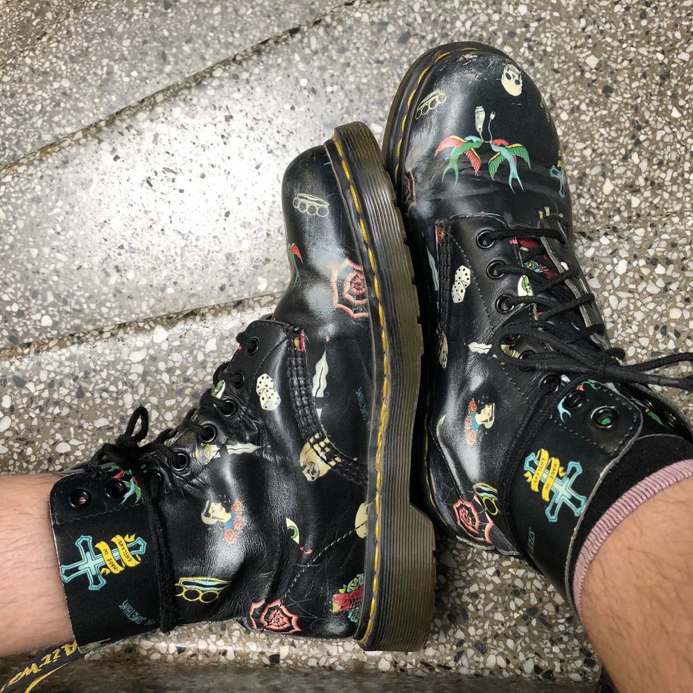Svarta Dr Martens med old school- tatuering mönster, strl 40. Skor.