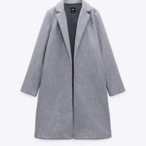 Säljer denna fina kappa från Zara i färgen grå. Kappan är utan knappar, passformen är superfin och den drar inte åt sig hår eller är nopprig. Använd ett par gånger men fortfarande som ny. Nypris 500kr💖 (Bild månad från hemsida)
