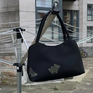 FJÄRILSVÄSKA 🦋🦋🦋 - GULLIGASTE handväskan med små fjärilar i någon form av reflex (fjärilarna syns alltså mest om d lyser på dom) 🦋🦋🦋 