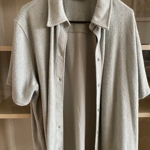 Skjorta i froté - Säljer nu min oanvända skjorta från weekday i pstellgrön. Sjukt cool färg och jävligt snygg skjorta som är för liten för mig. Etiketten sitter fortfarande kvar på, 450 ny.  Sitter som en medium-large.