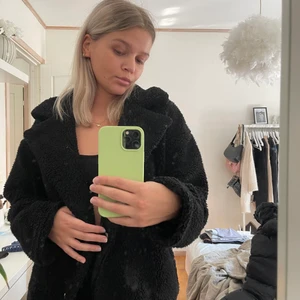 Fluffig kapp - Fluffig kappa från NA-KD som man stänger med metallknappar, varm