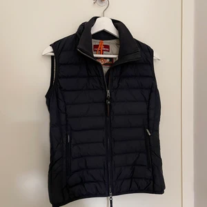 Marinblå ParaJumpers Väst Dam strl. S  - Inköpt på Johnells, säljer då jag växt ur den. Den är i fint skick och går att kontrollera att den är äkta. Kan fraktas om så önskas, köparen står för frakten. 