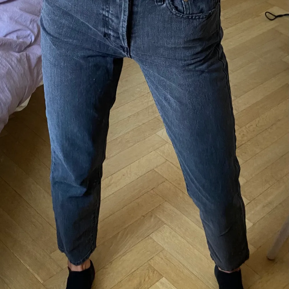 Svarta högmidjade jeans från H&M, knappt använda. Vintage fit.. Jeans & Byxor.