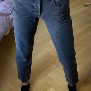 Svarta högmidjade jeans från H&M, knappt använda. Vintage fit.