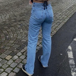 Jeans raka chiquelle  - Säljer nu mina underbara jeans från Chiquelle som nu är slutsålda. De är i en fantastisk på färg nu till våran och perfekt passform. Använda endast 1 gång pga för stora⭐️ Storleken är 38, sitter som en S/M😊 Hör gärna av dig om du är interiserad, vill diskutera pris eller har frågor🙏🏼🥰  NYPRIS 699kr
