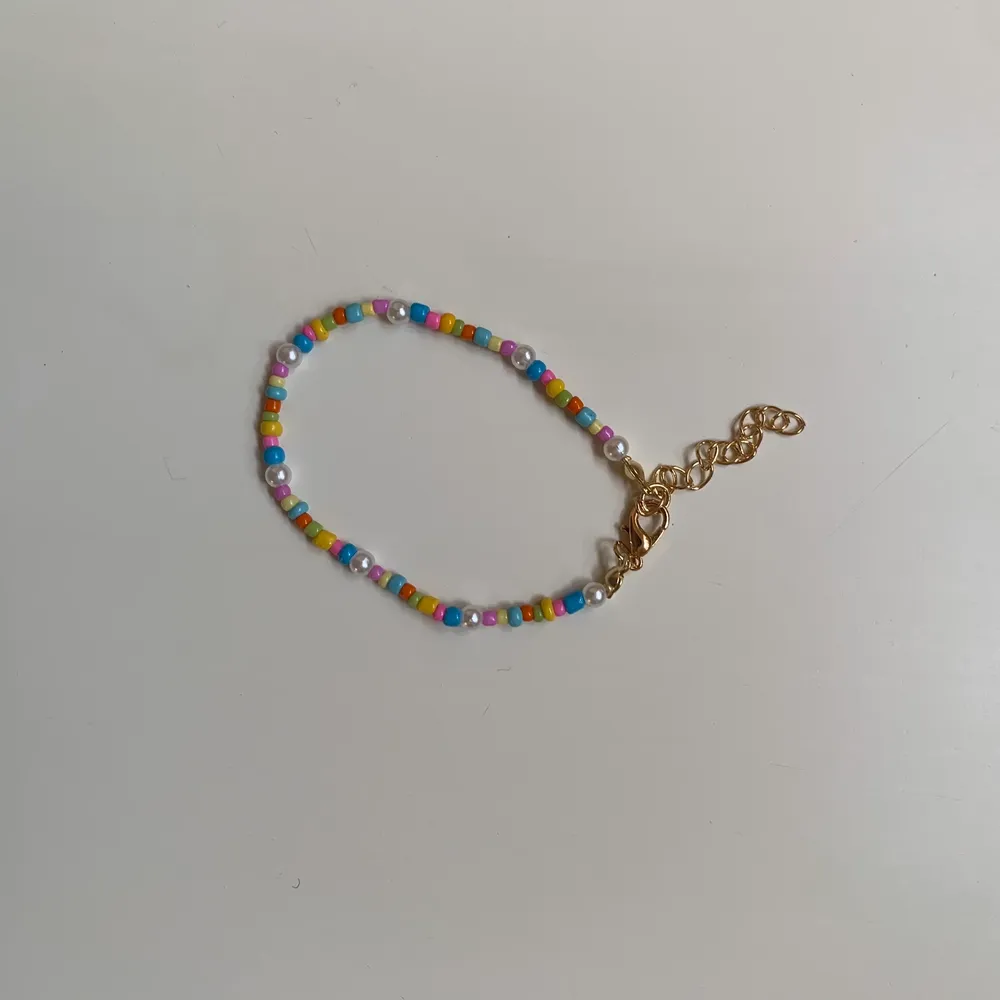 Färgglatt pärlarmband🍭 armbandet är 17cm+4cm men går självklart att pnska egen längd. Frakt: 13kr men vid köp av 3 armband så bjuder jag på frakten😁. Asusteet.