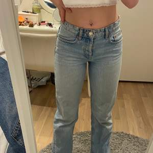 Superfina och populära ljusblåa jeans från Zara💞 helt oanvända endast testade därav superbra skick. 