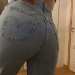 Säljer mina as sköna och snygga Levis jeans då dem inte kommer till användning längre inga skador på dem ser så gott som nya ut passar mig som är 165 lång och oftast bär storlek 34-36 i byxor. KÖPAREN STÅR FÖR FRAKTEN!!💕