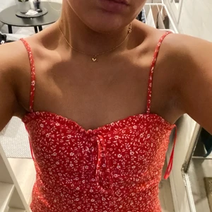 Söt topp - Helt oanvänd söt sommar topp från Zara❤️ Den är storlek M men skulle säga att den är mer som en S. Prislappen sitter kvar. Nypris 260kr