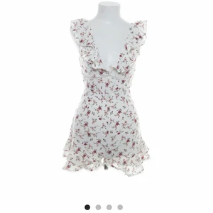Söt sommar dress  - Bilder lånade från sellpy då jag beställde där ifrån men den passade inte! Jätte söt och är skön och bra till sommaren!!🌼🌼 100kr + frakt 45kr 