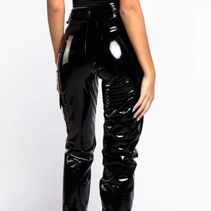 Vinyl dream pants - Stl M/L sitter jättefint på, sköna inuti. Endast provade. Fler bilder kan ordnas om så önskas