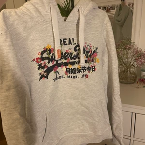 Hoodie - Hoodie från Superdry i storleken 42, skulle säga att den sitter som en S/M, 200kr + frakten man själv får stå för💓