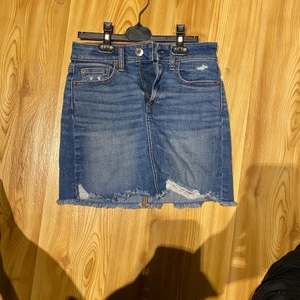Jeans kjol  - Jeans kjol i strl XS. Sparsamt använd, köpt i usa. Köpare står för frakten🌸