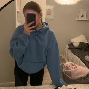 Blå hoodie  - Blå hoodie ifrån bikbok säljer pågrund av att den är förstor💙