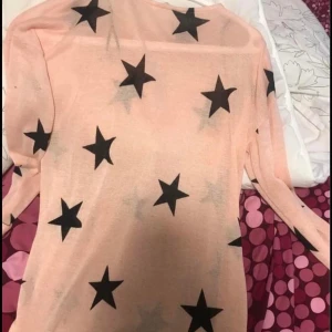 kofta  - jag säljer kofta. storlek 158/164. fick den i present. den superfint sick, den helt ny, inte använd den alls, oanvänd, kommer inte tilll använing. frakt står köpare för själv. kan mötas upp också och även posta den, 