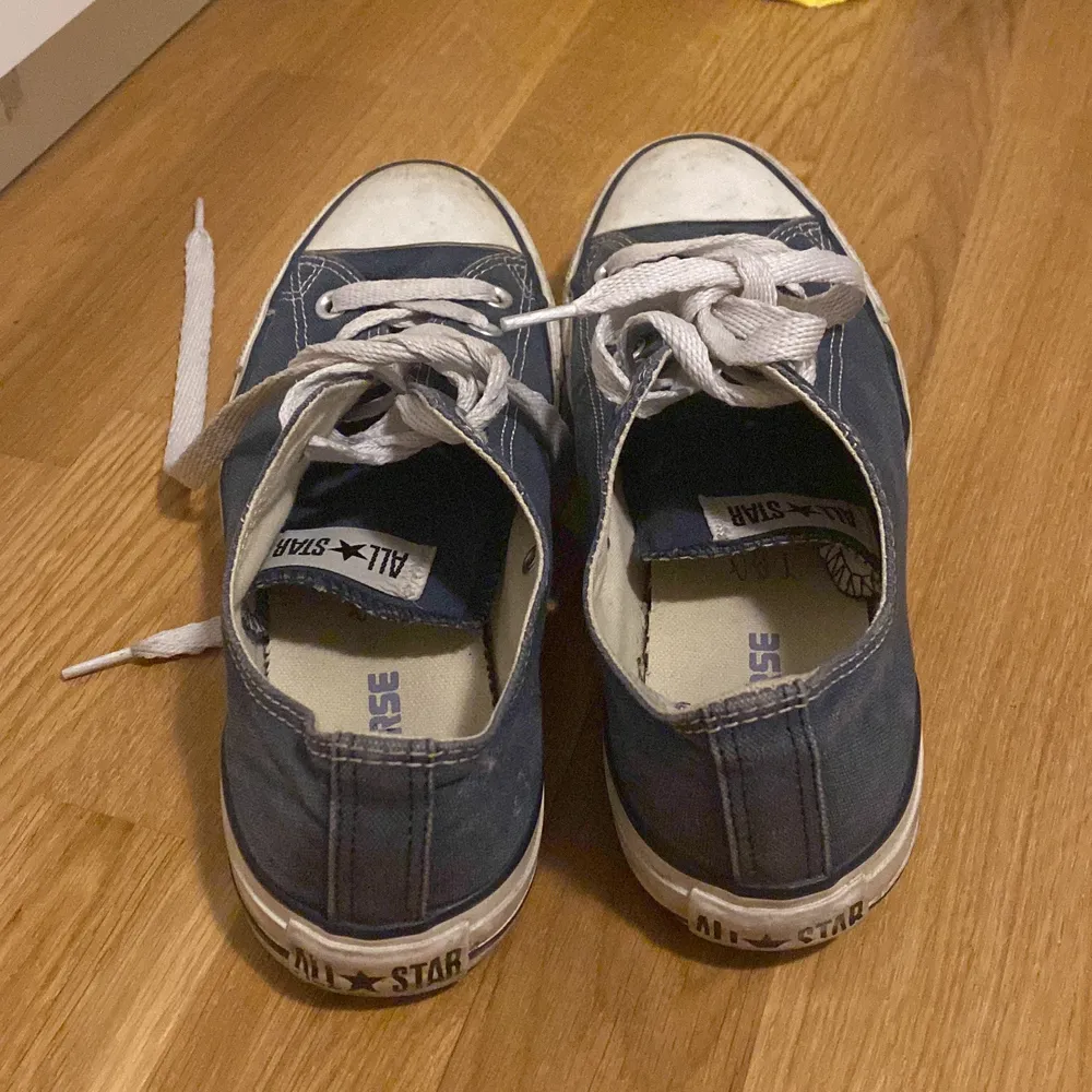 Ett par mörkblå låga converse. Skador på insidan som man ser på bilderna men inget på utsidan👍  Säljer pga dem är för stora för mig, har använt dem ändå men nu var det dags att skaffa några i min egen storlek! För mer info eller bilder kontakta mig, köparen står för frakten 💗🧡. Skor.