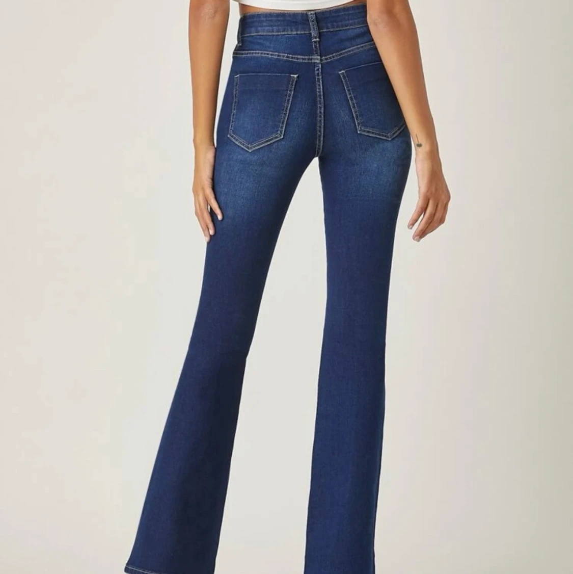 Mörk blå jeans utsvängda  - 90