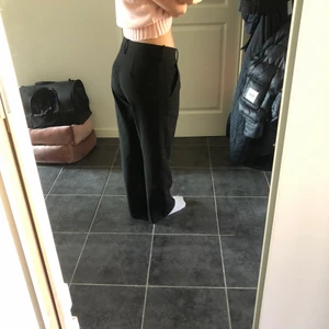 Kostymbyxor ifrån fiveunits - Jätte snygga kostymbyxor ifrån fiveunits! Säljer då dem är lite stora för mig och aldrig kommit till användning därav i jätte bra skick! Storlek 30 i midjan! Kan gå ner i pris vid snabb affär💕 nypris 1200kr