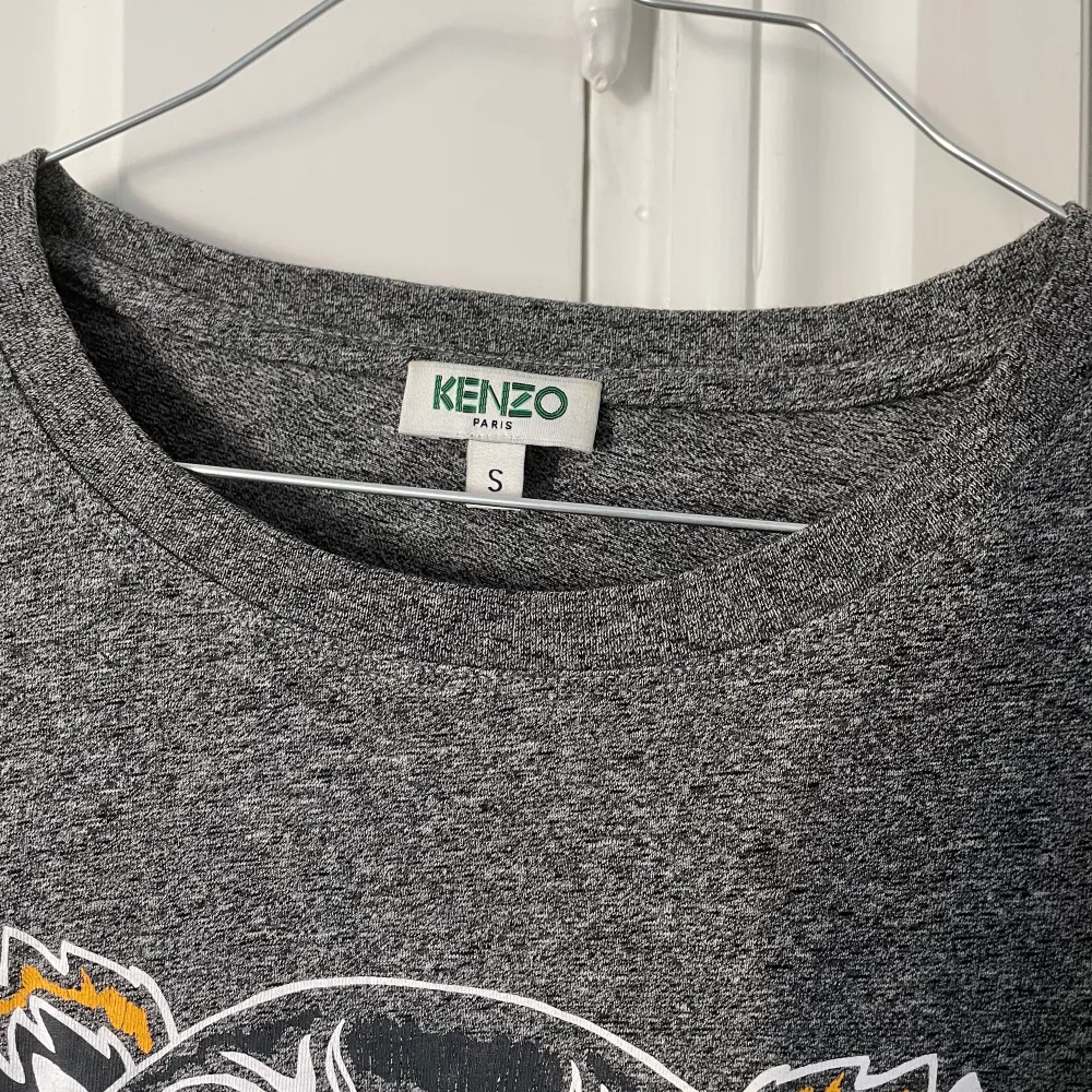 Äkta t-shirt från Kenzo, köpt på NK i Stockholm, använd väldigt lite, nypris: ca 1000kr. Toppar.