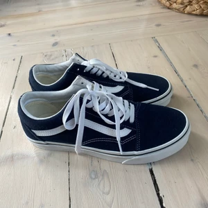 Vans Old skool unisex- stl 39  - Helt oanvända nacy blue Vans, mocka/tyg i storlek 39! Råkade köpa fel färg och hann ta bort prislappen innan jag kom på det… Nypris 779 kr. Skriv om ni undrar något <3