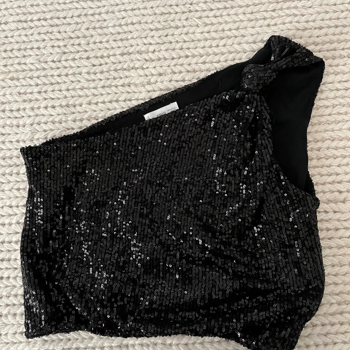 Glittrig one shoulder