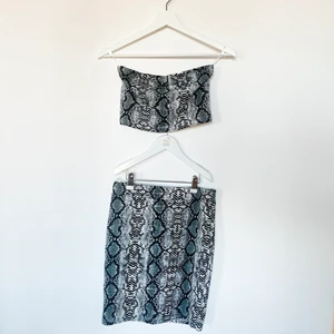Co-ord: topp & kjol - Snake printed co-ord från Shein som jag köpt för två år sen men aldrig använt då den är tyvärr för liten för mig. (Nyskick) Båda toppen och kjolen är storlek M men jag tycker personligen att dom är små i storleken därmed skulle du som har S även kunna ha dessa.   Materialet är bra tjocklek därmed syns inget igenom och supersnygg stylat med kavaj.   Andra bilden är kjolen exakt likadan, printen på toppen också men utan ärmar.